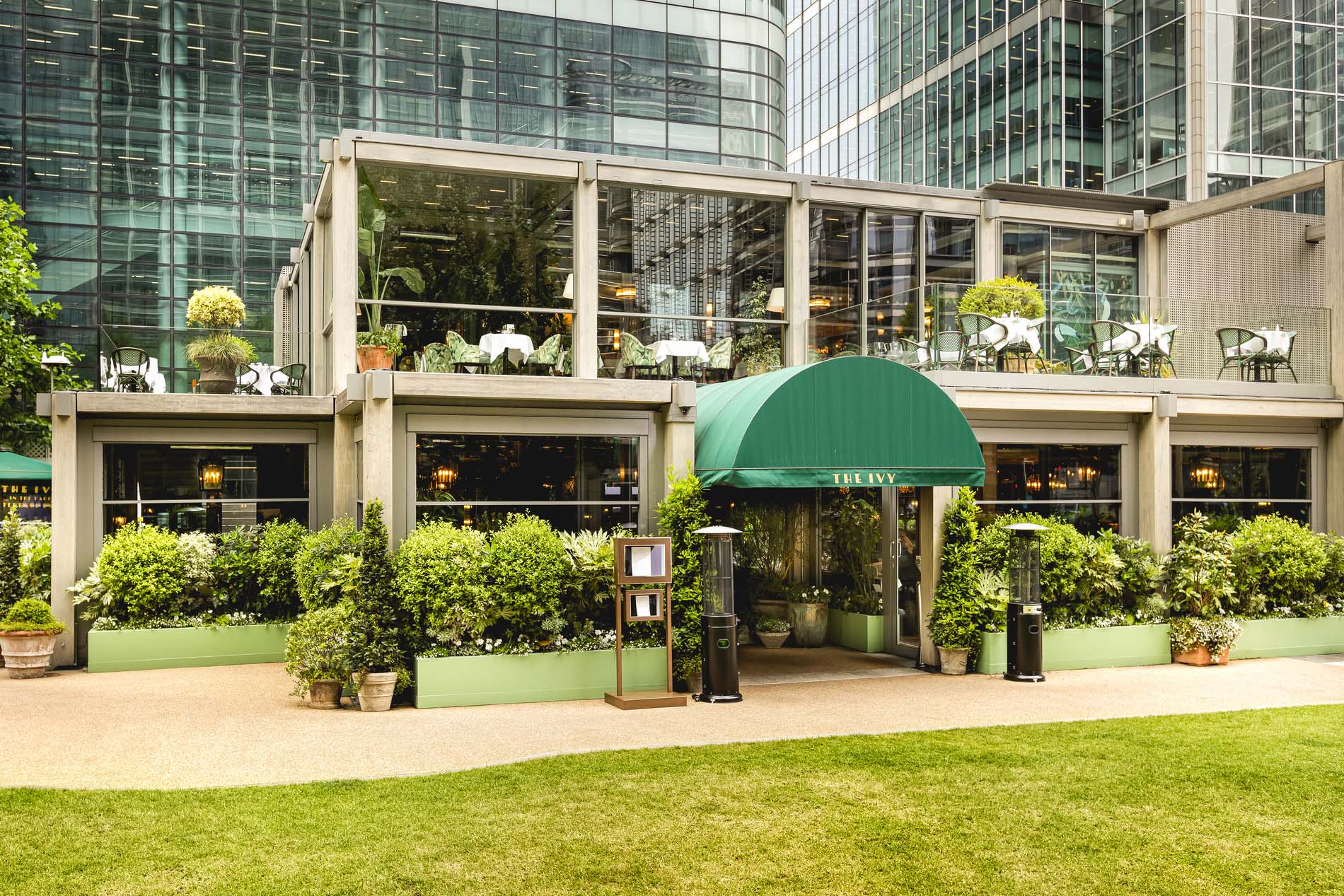 exterior of the ivy in canary wharf