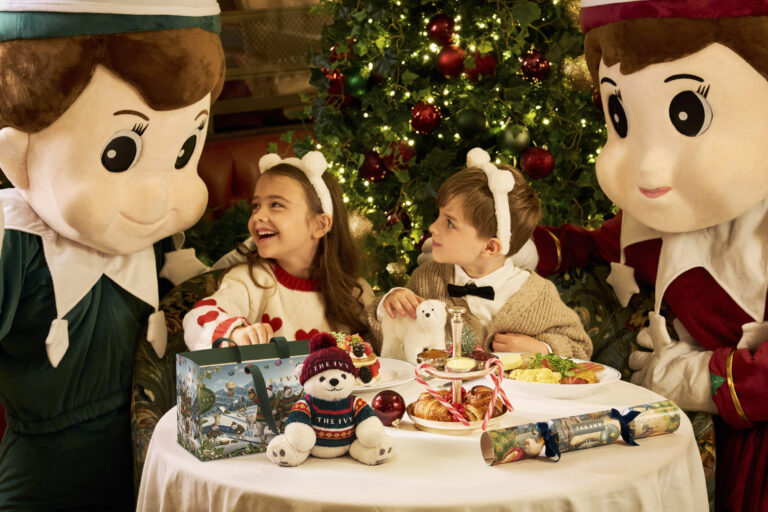 kids enjoying breakfast with elves christmas event